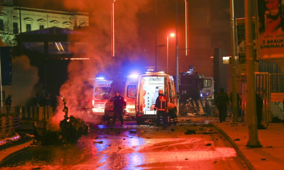 Prie Stambulo „Besiktas“ sporto arenos vėlų šeštadienio vakarą nugriaudėjo du sprogimai.