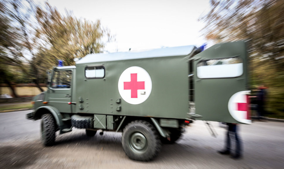 Asociatyvinė iliustracija: kariuomenės medikų sunkvežimis