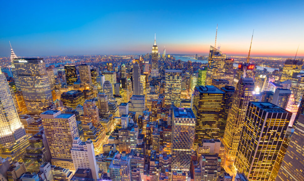 Niujorkas. Manhatano centro panorama su šviečiančiais „Empire State Building“ ir dangoraižių temstant matyti iš „Top of the Rock“.
