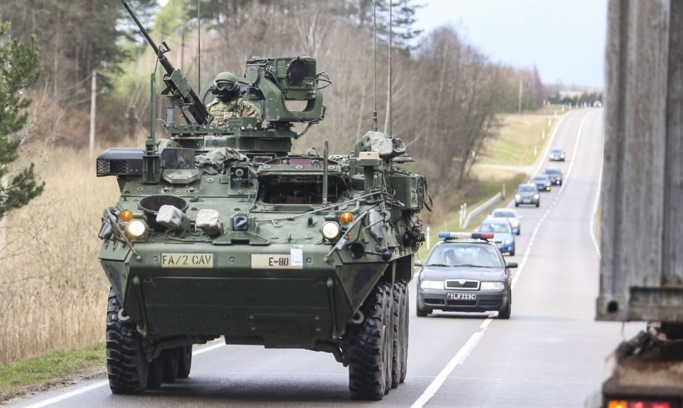 Tankai „M1A2 Abrams“ ir kita technika važiavo iš Ruklos į Pabradę