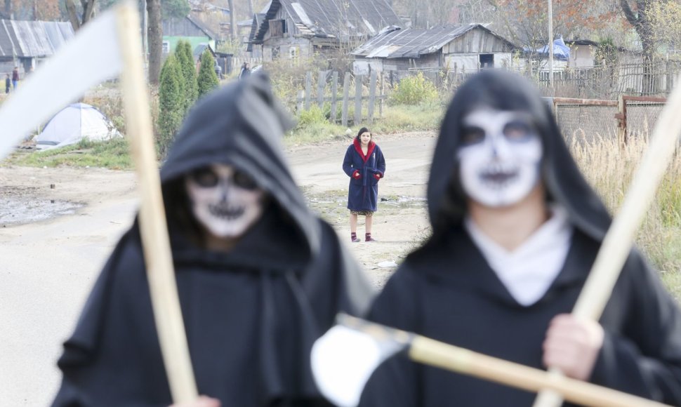 Buvę narkomanai romų tabore ieškojo savo senųjų narkotikų prekeivių 