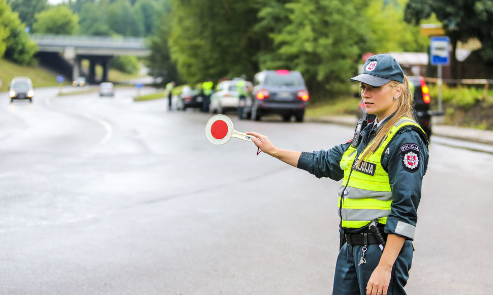 Rytinis reidas Vilniuje: mašiną palikęs vairuotojas spruko nuo pareigūnų