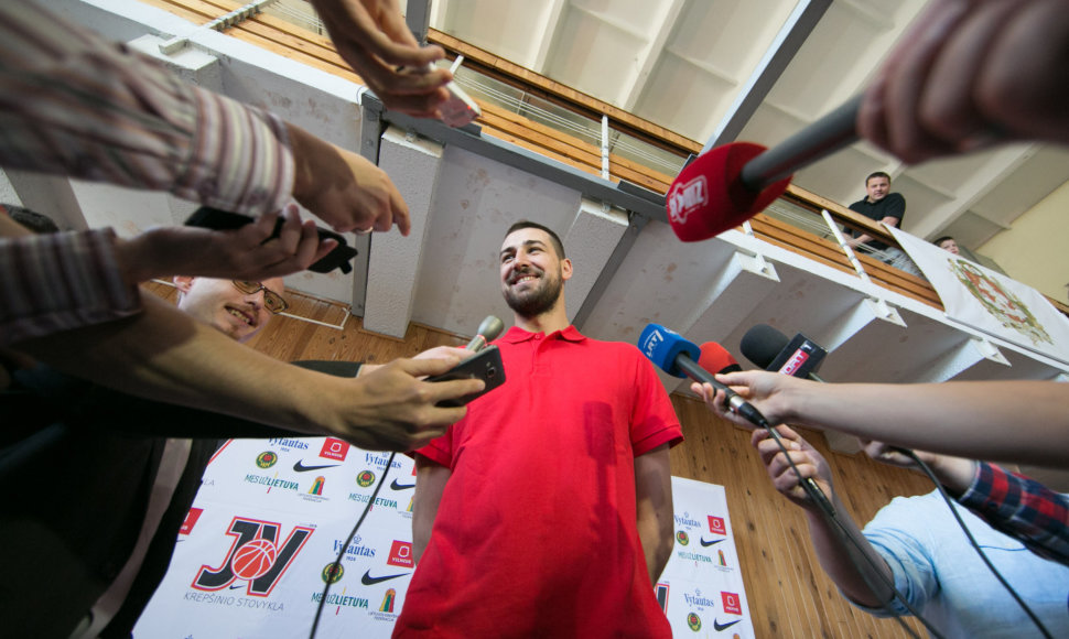 Ketvirtadienį į Lietuvą sugrįžęs Jonas Valančiūnas aplankė savo vardo krepšinio stovyklos treniruotėje.