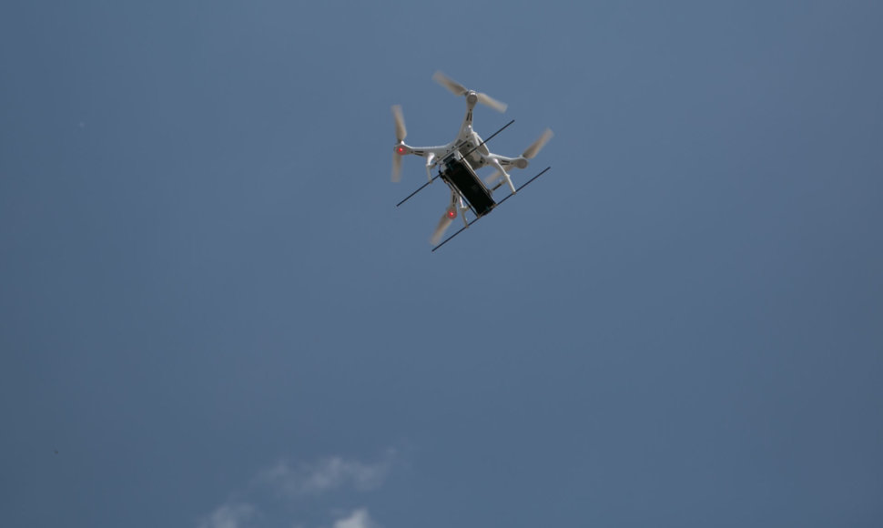 „Topo centras“ pirmieji Lietuvoje pradėjo pristatinėti prekes dronu