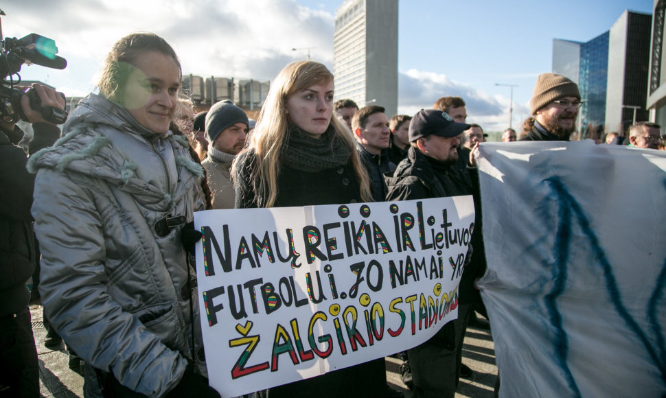 Futbolo sirgaliai prie Vilniaus savivaldybės prašė išsaugoti „Žalgirio“ stadioną