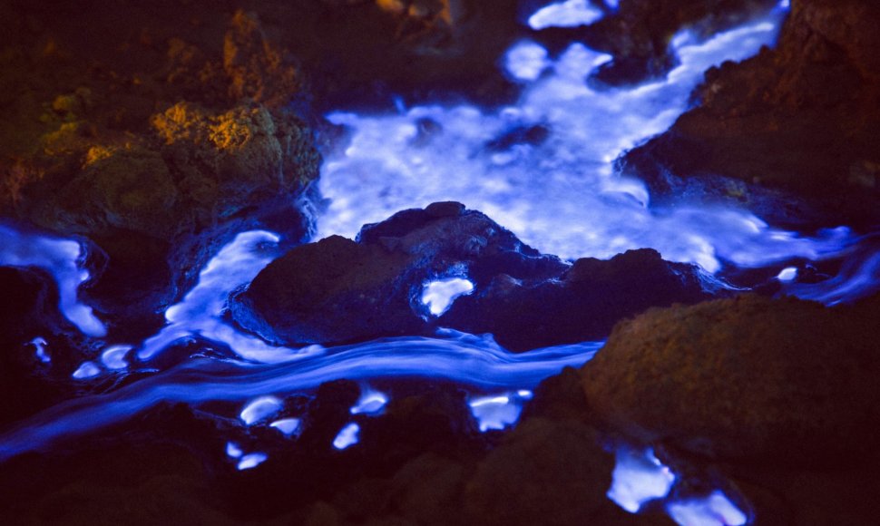 Šalia Kawah Ijen ugnikalnio teka mėlyna lava