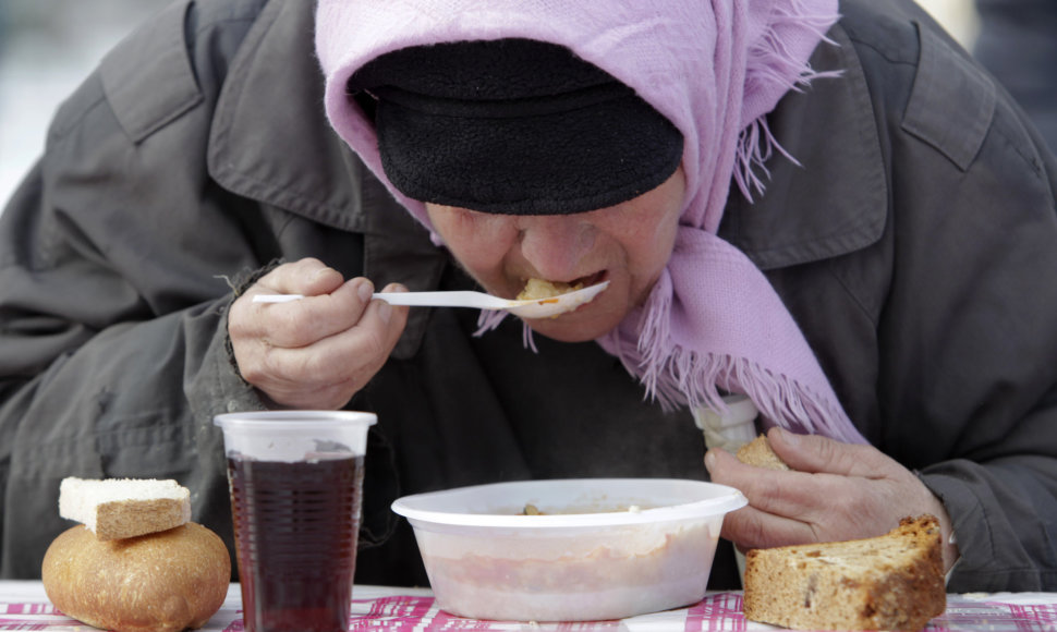 Benamė moteris valgo labdaros valgykloje Stavropolyje