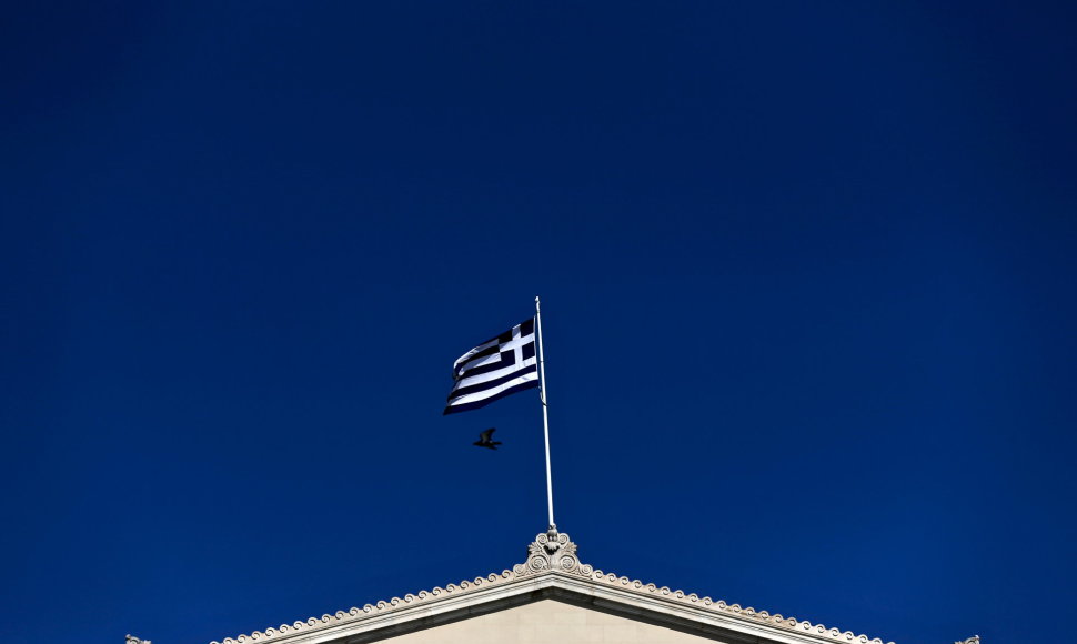 Graikijos vėliava virš šalies parlamento pastato Atėnuose
