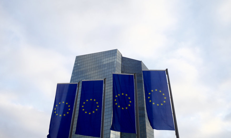 ES vėliavos prie Europos centrinio banko būstinės Frankfurte 