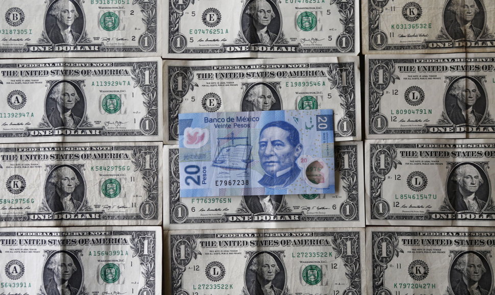 Meksikos peso banknotas JAV dolerių fone 
