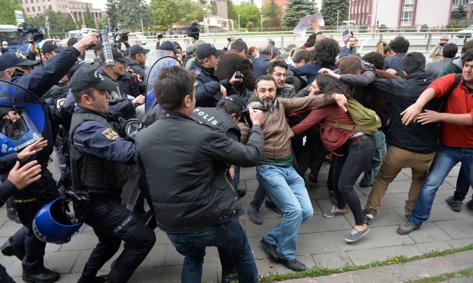 Policija susidorojo su prieš tolimesnę Turkijos islamizaciją protestuojančiais demonstrantais 