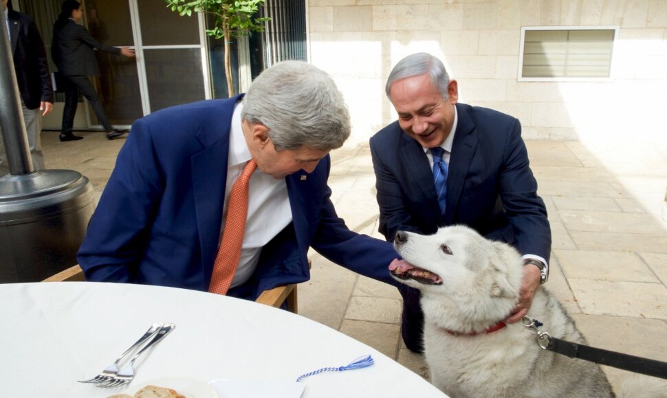 Johnas Kerry ir Benjaminas Netanyahu su &scaron;unimi