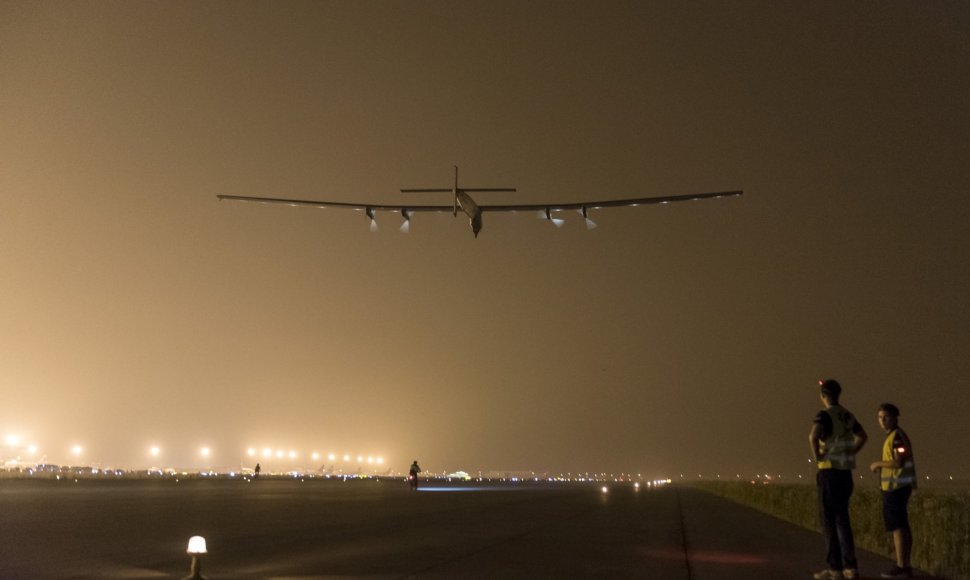 Vien saulės energija varomas lėktuvas „Solar Impulse 2“