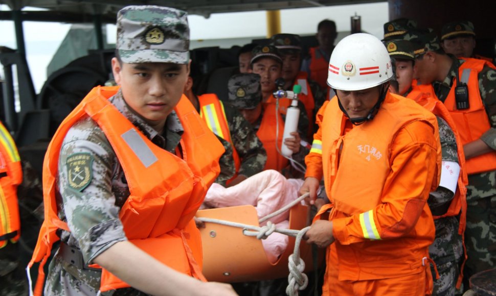 Tęsiasi laivo skendimą išgyvenusių žmonių gelbėjimo operacija