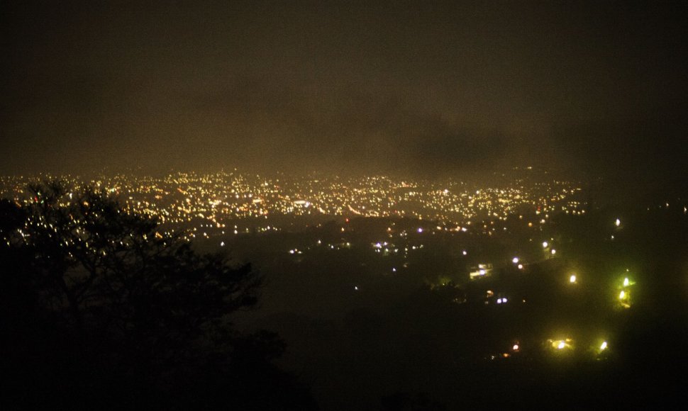 San Salvadoro miestas naktį.
