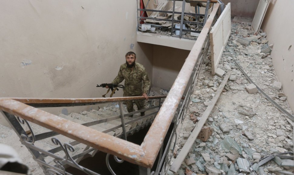 Ukrainos kariai patruliuoja prie sugriautų namų Širokine, Ukrainoje