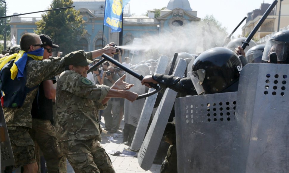 Protestuojantys radikalai Kijeve šturmuoja parlamento rūmus