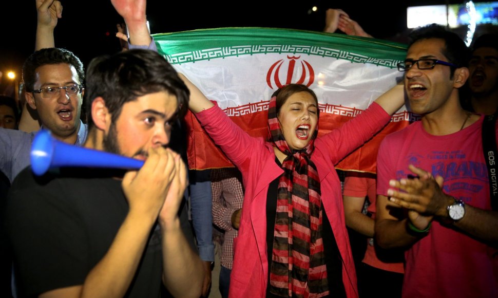 Iraniečiai švenčia priimtą sankcijas naikinantį susitarimą