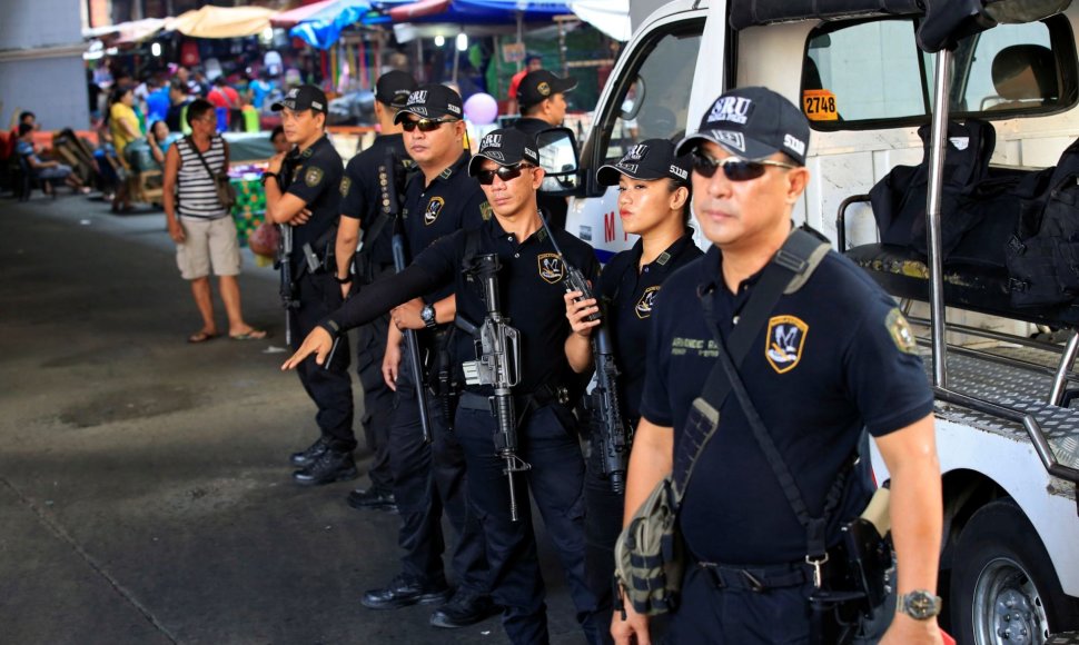 Filipinų policijai ypač trūkstant pinigų pareigūnams tenka patiems pirkti šovinius 