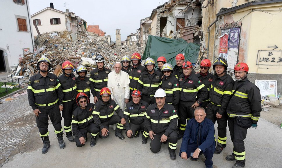 Popiežius netikėtai apsilankė nuo žemės drebėjimo nukentėjusiame Amatričės miestelyje