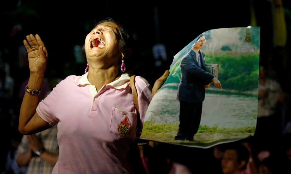 Tailandiečiai gedi po ilgos ligos mirusio mylimo monarcho Bhumibolo Adulyadejo