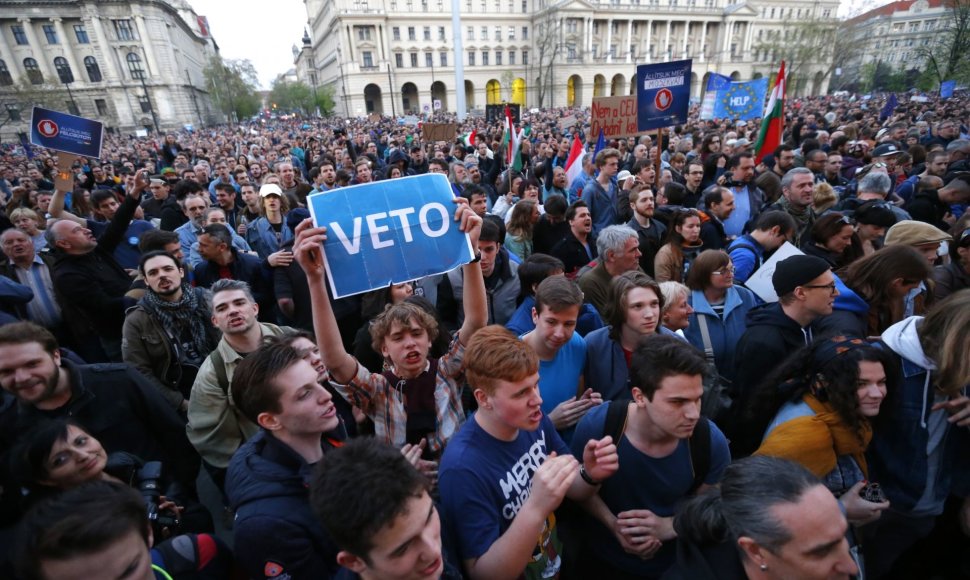 Vengrijoje surengtas didelis protestas dėl Soroso universiteto įstatymo