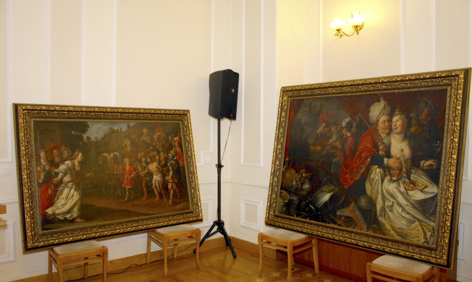 Du i&scaron; keturių atgautų paveikslų