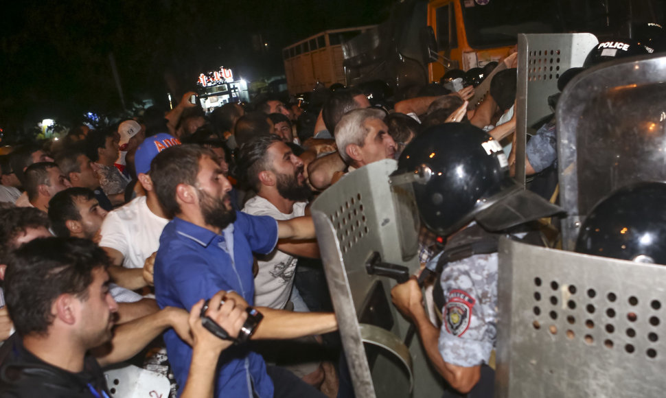 Protestuotojai Jerevane susirėmė su policija