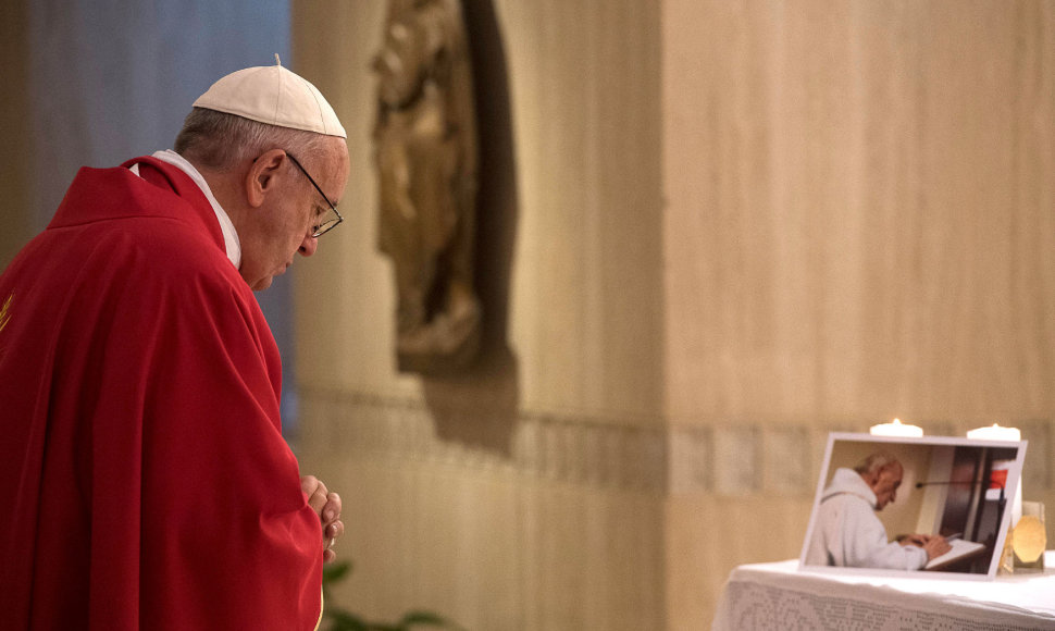 Popiežius meldžiasi prieš Jacques'o Hamelio nuotrauką