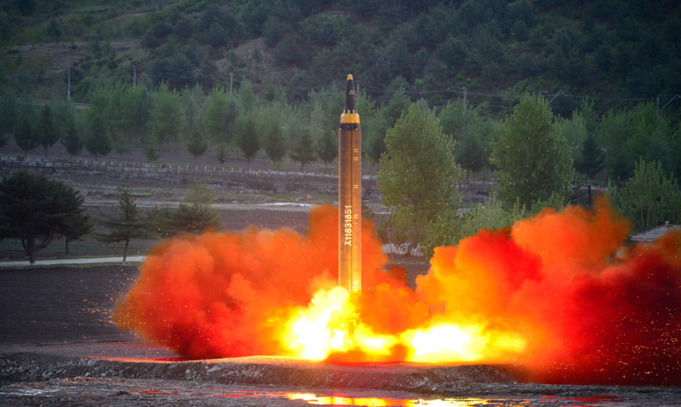 Šiaurės Korėja atlieka balistinės raketos bandymą