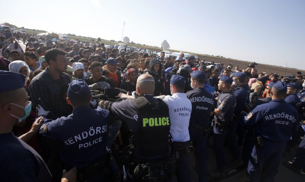 Pabėgėliai veržiasi pro policijos užtvarą Vengrijoje