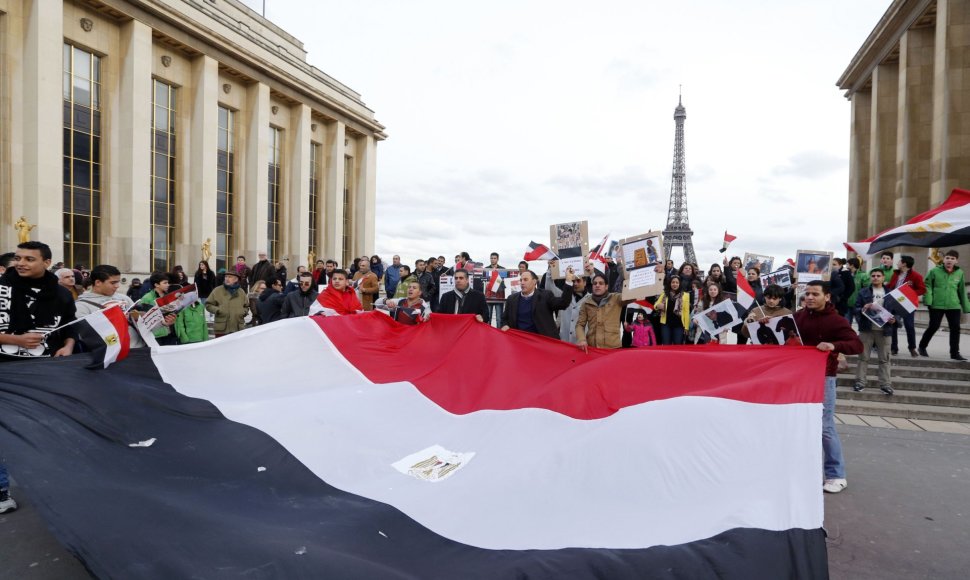 Protestuotojai su Egipto vėliava.