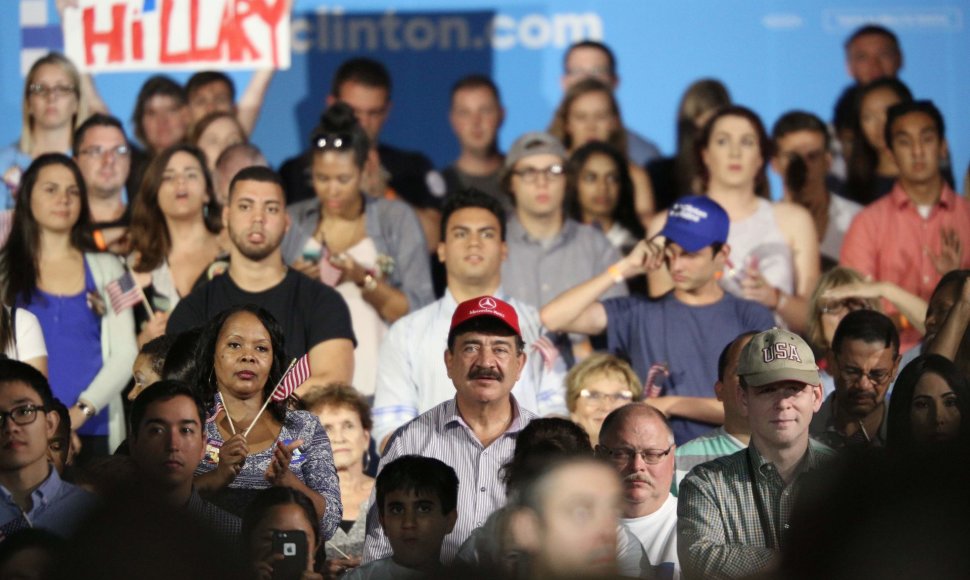 Seddique'as Mateenas (su raudona kepuraite) Hillary Clinton renginyje