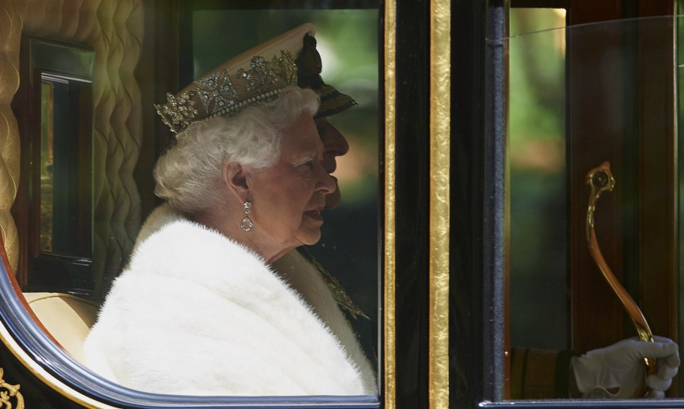 Karalienė atvyksta į Vestminsterio rūmus