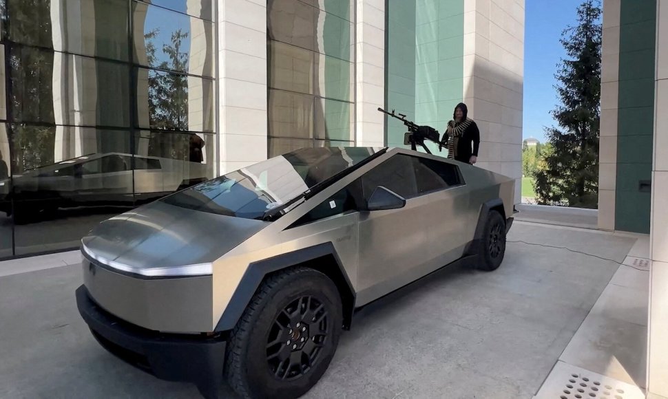 Ramzanas Kadyrovas su „Tesla Cybertruck“