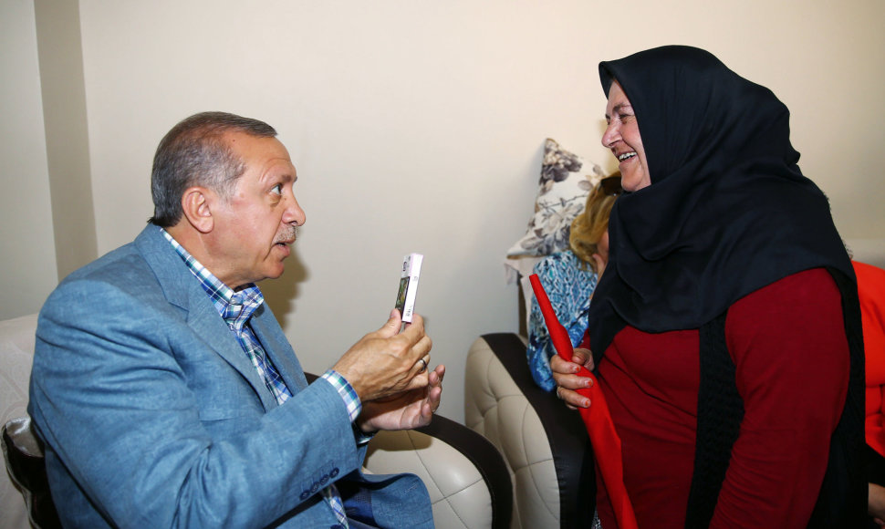 R.T.Erdoganas bando įtikinti moterį rūkymo žala Stambule
