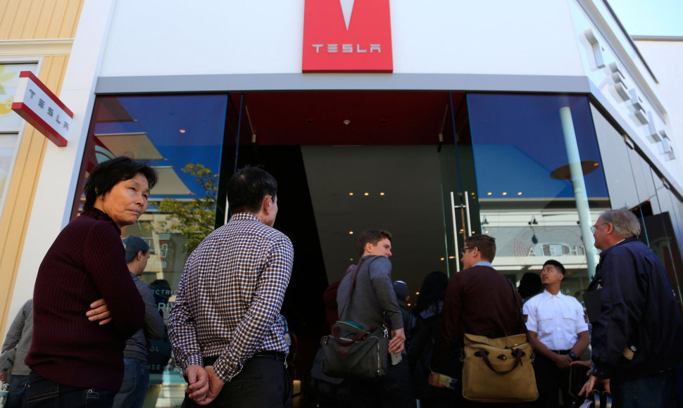 Žmonės laukia eilėje, kad galėtų sumokėti užstatą už „Tesla Model 3“