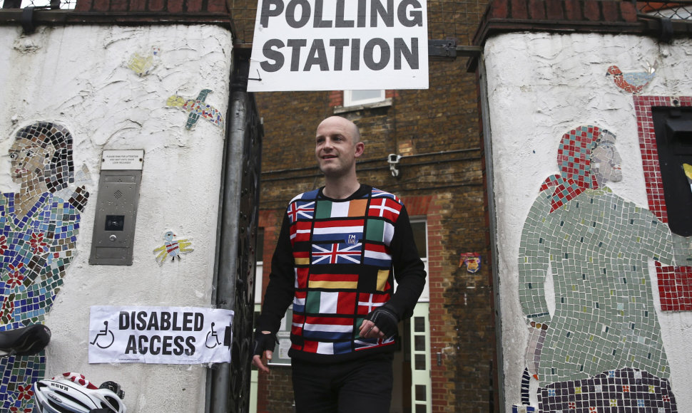 Britanijos rinkėjai pradėjo balsuoti istoriniame referendume dėl tolesnės šalies narystės Europos Sąjungoje