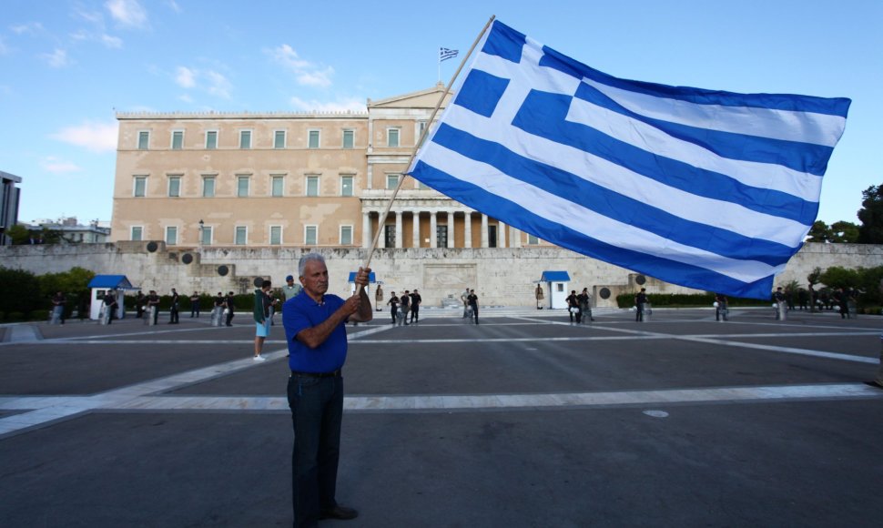 Žmogus su Graikijos vėliava netoli šalies parlamento