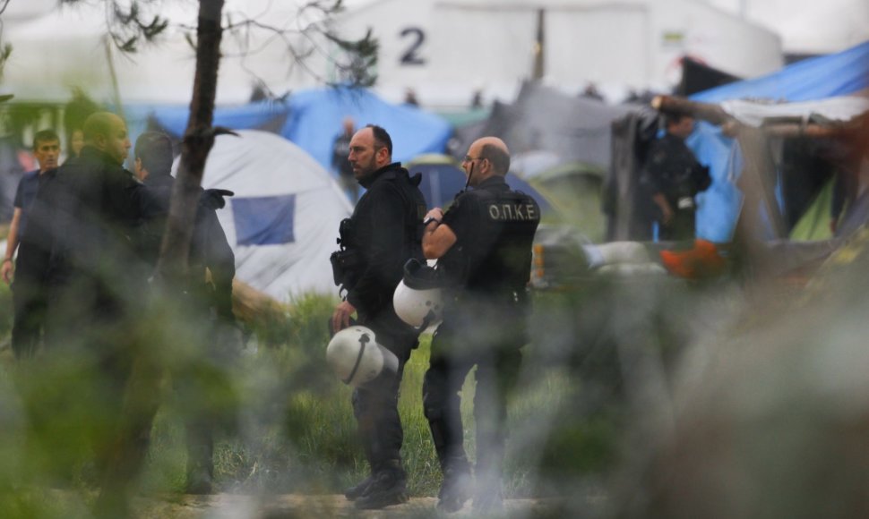 Graikija pradėjo evakuoti Idomenio migrantų stovyklą