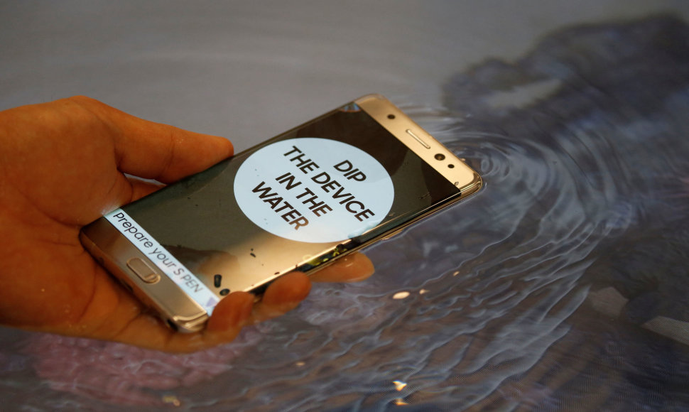 Pamerkti į vandenį – turbūt saugiausias būdas naudoti „Galaxy Note 7“