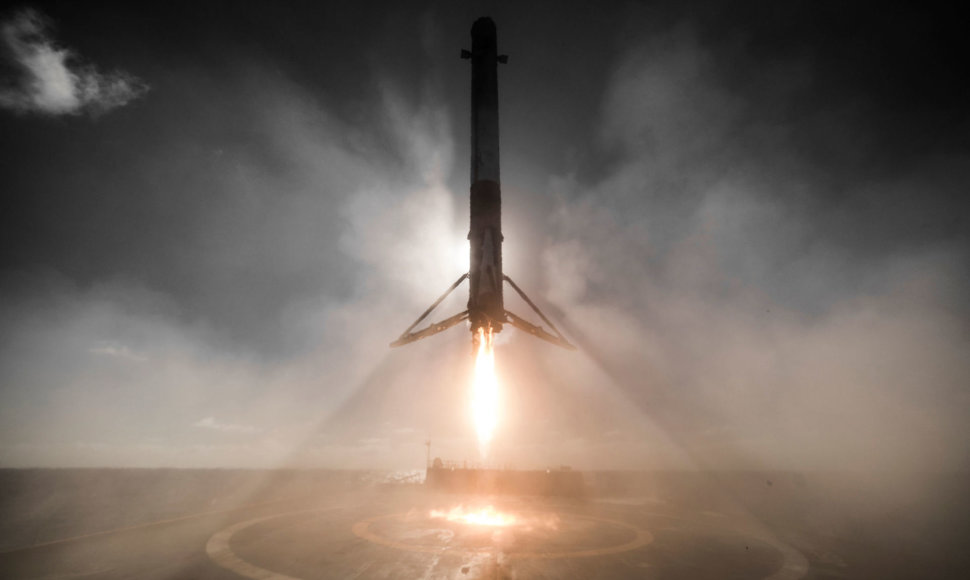 „SpaceX“ raketos pakopos nusileidimas ant jūrinės platformos