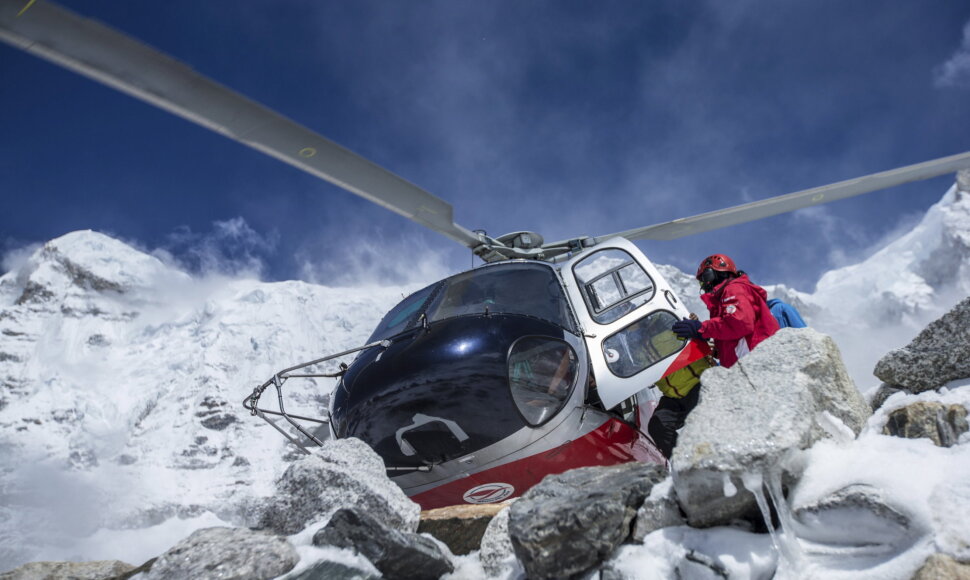 Bazinė alpinistų stovykla Nepale po sniego lavinos, sukeltos žemės drebėjimo