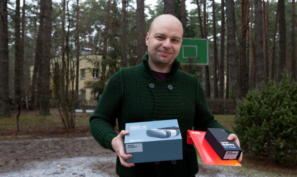Jonas Matiukas džiaugiasi, kad „Samsung S7“ – jau Lietuvoje. 