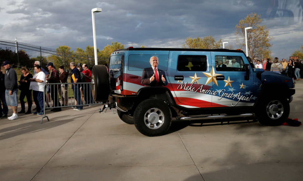 Donaldą Trumpą reklamuojantis „Hummer“ 