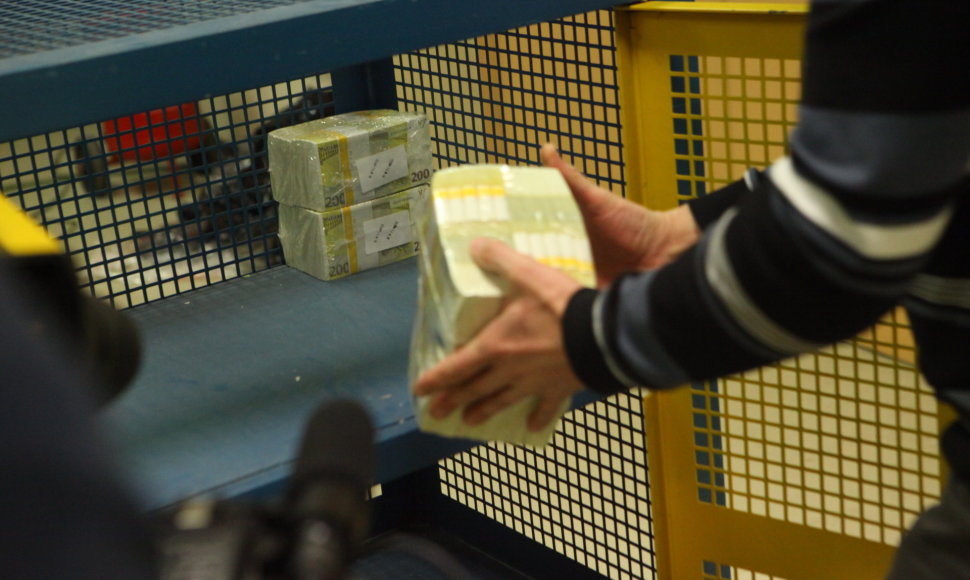 Nauja eurų siunta į Lietuvos banko pinigų saugyklas gabenta su policijos palyda. 