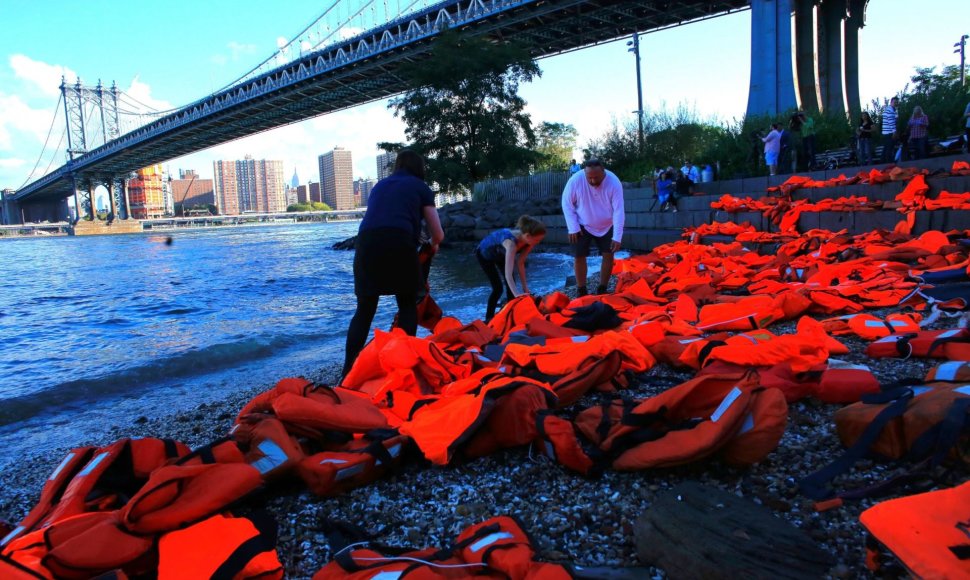 Niujorke migrantų gynėjai Rytų upės pakrantėje išdėliojo daugybę gelbėjimo liemenių pabėgėlių krizei atspindėti.