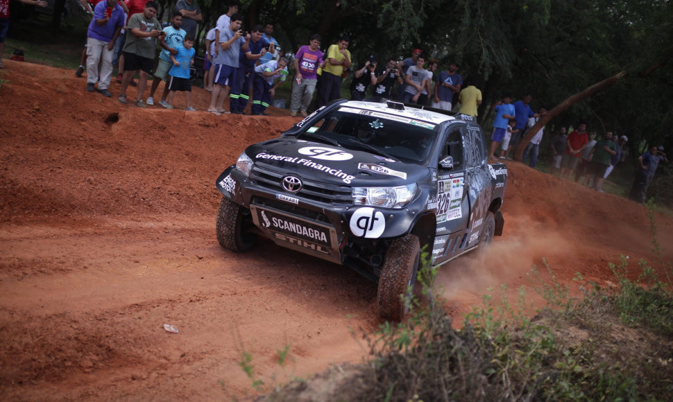 B.Vanago „Toyota Hilux” testų Paragvajuje metu.