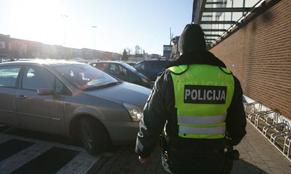 Kaune pareigūnai tikrino prekybos centrų aikšteles