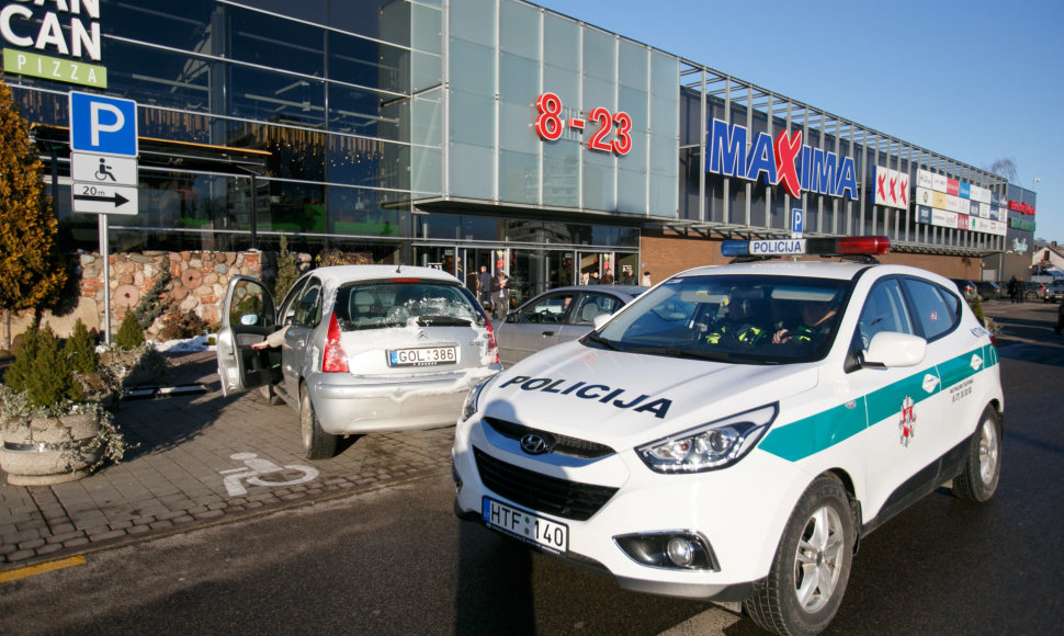 Kaune pareigūnai tikrino prekybos centrų aikšteles